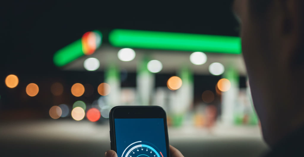 Posto de gasolina moderno à noite